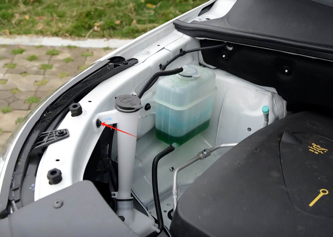 560 玻璃水加注口.png